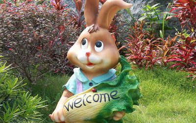 游乐园一只抱着蔬菜的的玻璃钢卡通兔子雕塑