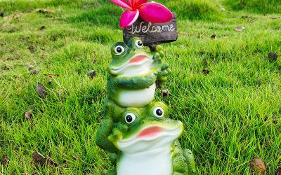 景区两只玻璃钢仿真彩绘青蛙雕塑