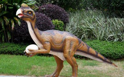 户外玻璃钢仿真动物拿蛋的恐龙雕塑