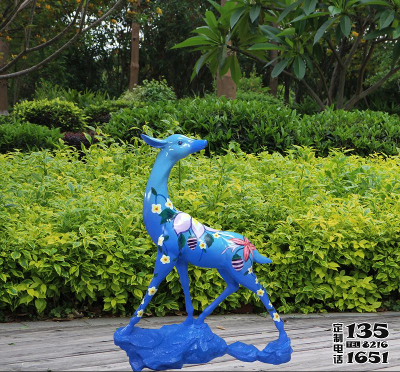 公园景区玻璃钢蓝色彩绘鹿雕塑