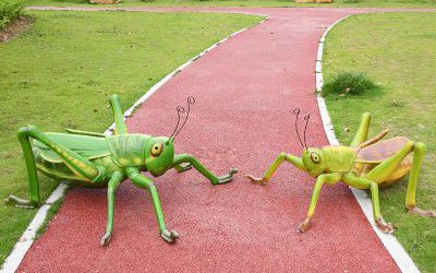 公园仿真玻璃钢蝗虫雕塑
