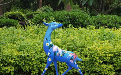 公园景区玻璃钢蓝色彩绘鹿雕塑