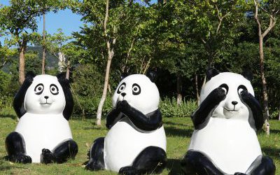 海边观光景区搞怪玻璃钢熊猫雕塑