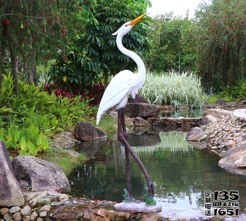 公园池塘中玻璃钢仿真仙鹤雕塑