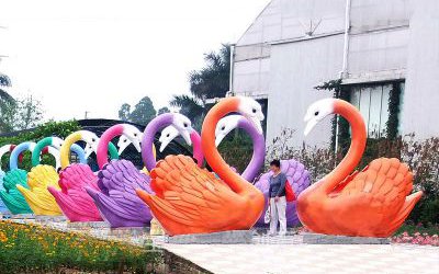 景区玻璃钢彩绘爱心天鹅雕塑