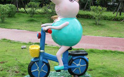 公园景观玻璃钢猪爸爸骑车雕塑