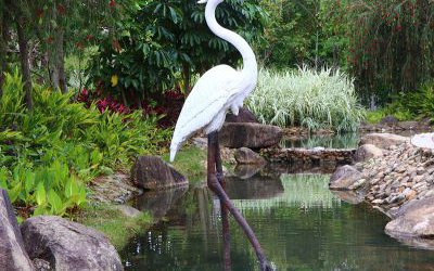 公园池塘中玻璃钢仿真仙鹤雕塑