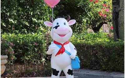 游乐场一只拿着气球的玻璃钢卡通牛雕塑