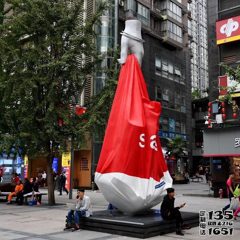 广场街道创意玻璃钢手拿购物袋雕塑 广场街道创意玻璃钢手拿购物袋雕塑