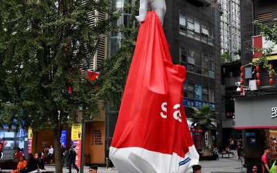 广场街道创意玻璃钢手拿购物袋雕塑