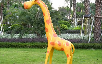 玻璃钢彩绘卡通户外园林景观长颈鹿雕塑