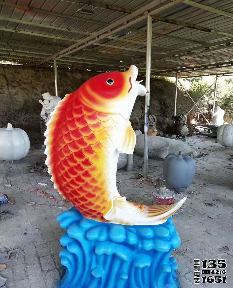 海洋公园摆放的玻璃钢卡通鲤鱼雕塑