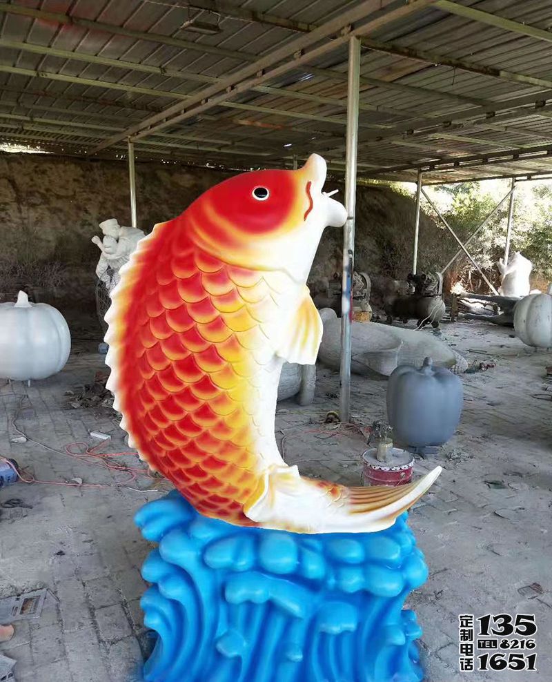 海洋公园摆放的玻璃钢卡通鲤鱼雕塑 海洋公园摆放的玻璃钢卡通鲤鱼雕塑