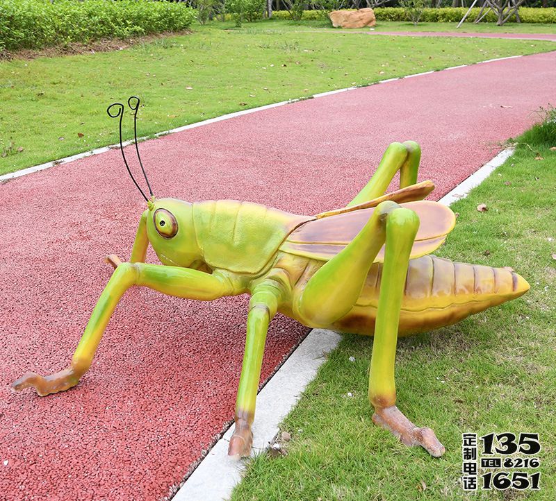 公园玻璃钢仿真动物蝗虫雕塑