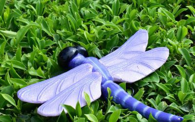 景区草丛中玻璃钢彩绘大型蜻蜓雕塑