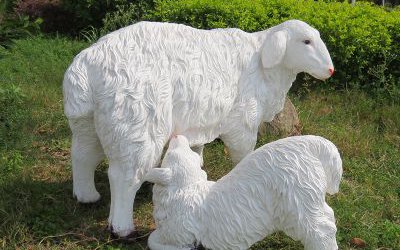 公园景区玻璃钢仿真绵羊雕塑