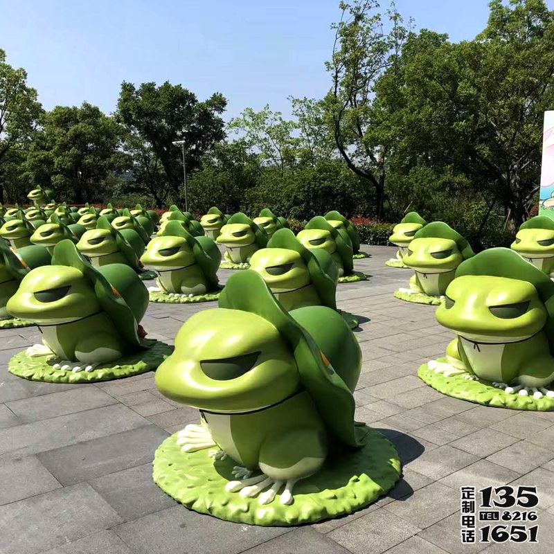 广场玻璃钢彩绘卧着休息的青蛙雕塑 广场玻璃钢彩绘卧着休息的青蛙雕塑