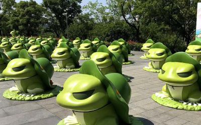 广场玻璃钢彩绘卧着休息的青蛙雕塑