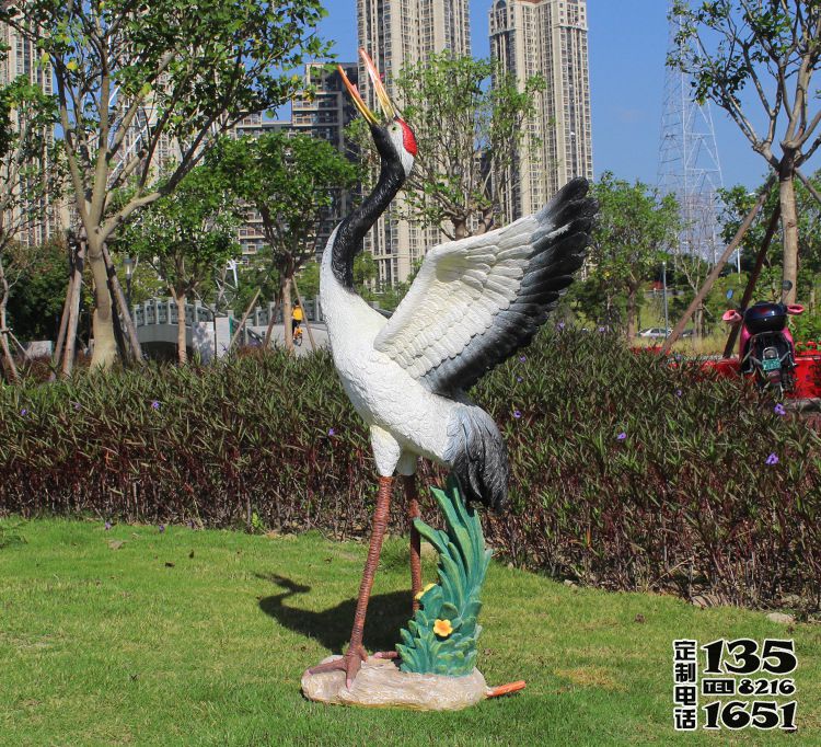 公园玻璃钢仿真鸣叫的鹤雕塑