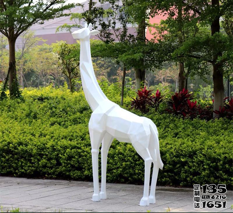 花园玻璃钢几何景观白色长颈鹿雕塑