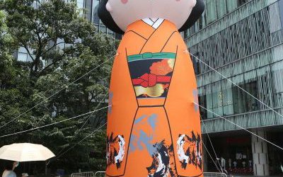 街道大型玻璃钢彩绘小丸子卡通人物雕塑