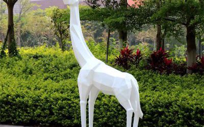 花园玻璃钢几何景观白色长颈鹿雕塑