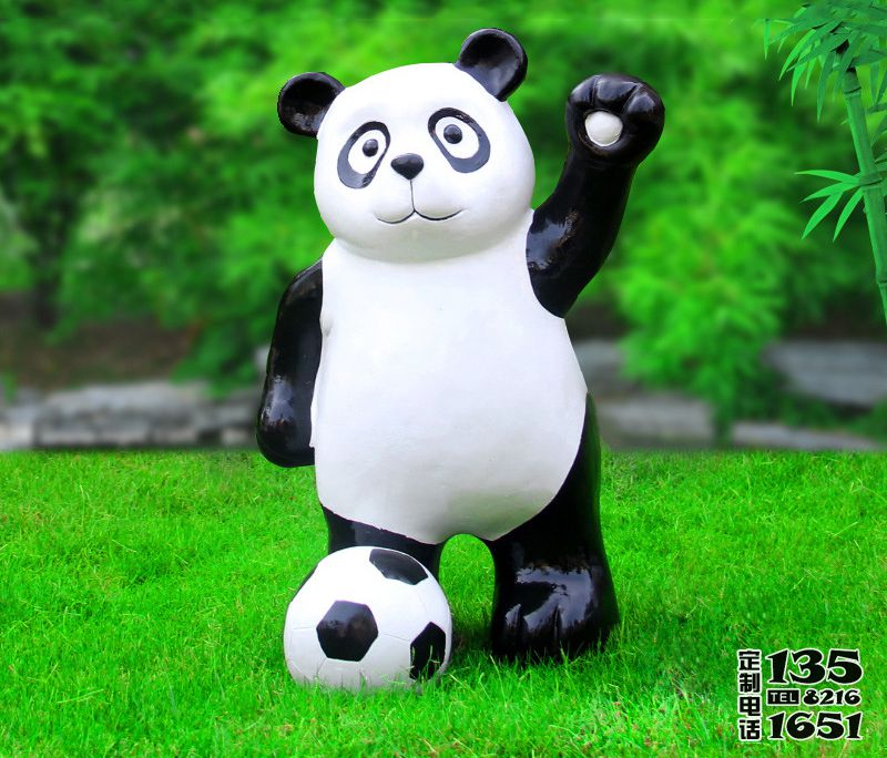 动物园摆放的举手踢足球玻璃钢仿真熊猫雕塑
