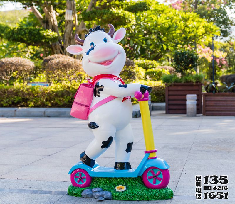 幼儿园一只骑车背包的玻璃钢卡通牛雕塑 幼儿园一只骑车背包的玻璃钢卡通牛雕塑