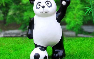 动物园摆放的举手踢足球玻璃钢仿真熊猫雕塑