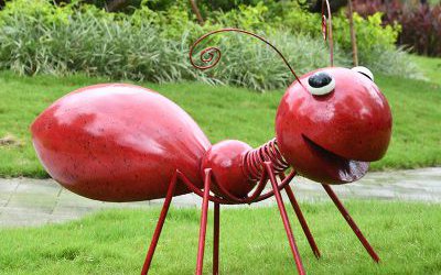 景区摆放的玻璃钢红色蚂蚁雕塑
