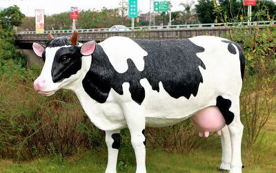 农场玻璃钢仿真大型奶牛雕塑