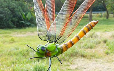 幼儿园草坪玻璃钢蜻蜓雕塑