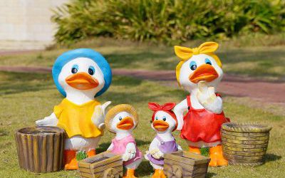 户外草坪玻璃钢卡通彩绘鸭子雕塑