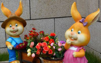 庭院玻璃钢彩绘两只可爱兔子雕塑