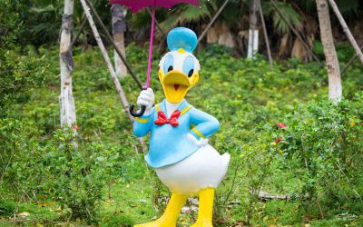 花园一只撑伞的玻璃钢唐老鸭雕塑