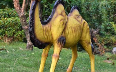 草地上一只玻璃钢仿真骆驼雕塑