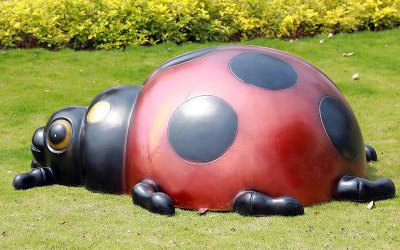 公园里摆放的一只红色玻璃钢喷漆七星瓢虫雕塑