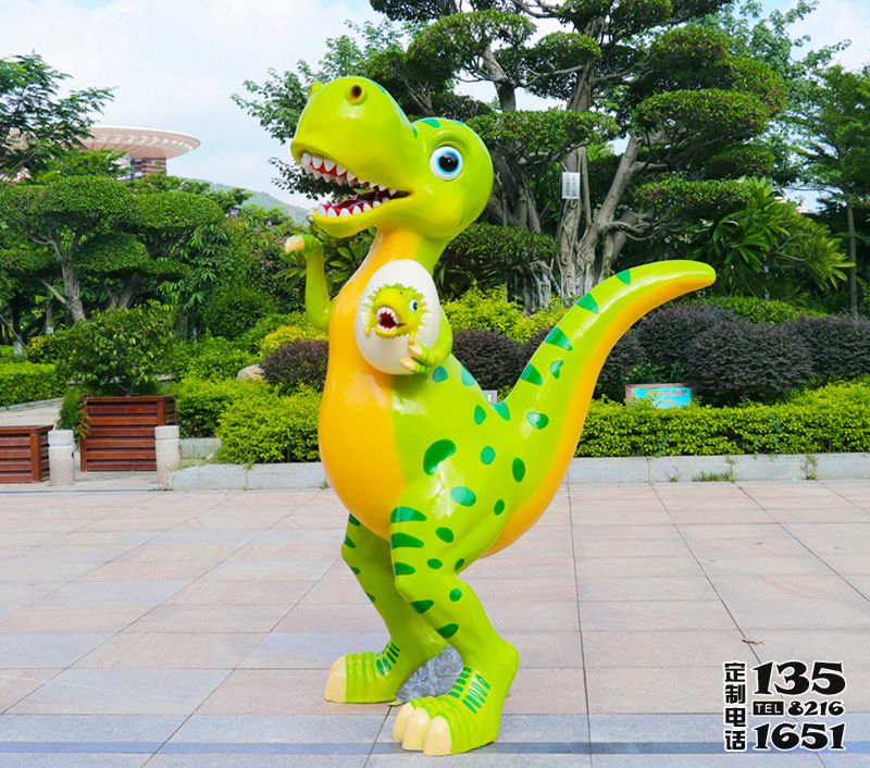 公园玻璃钢绿色的拿蛋恐龙雕塑 公园玻璃钢绿色的拿蛋恐龙雕塑