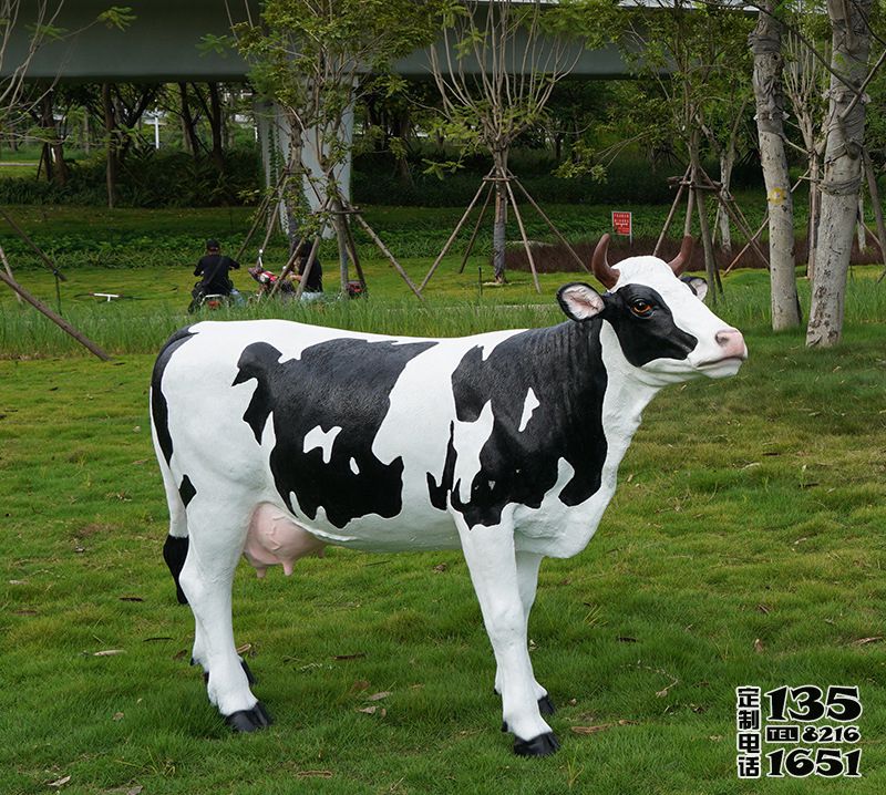 园林一只玻璃钢仿真奶牛雕塑