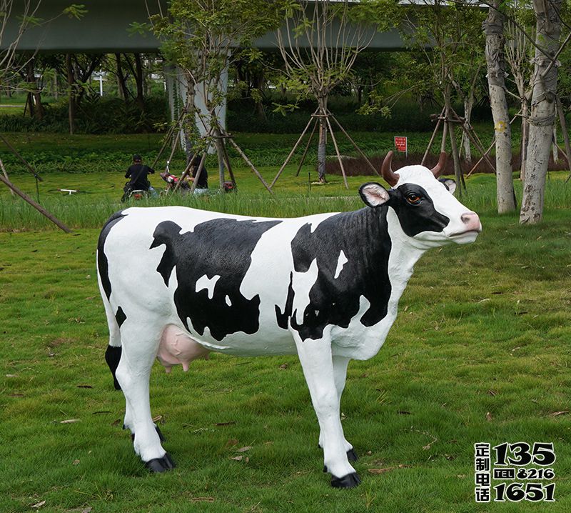 园林一只玻璃钢仿真奶牛雕塑 园林一只玻璃钢仿真奶牛雕塑