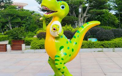 公园玻璃钢绿色的拿蛋恐龙雕塑