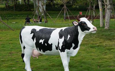 园林一只玻璃钢仿真奶牛雕塑