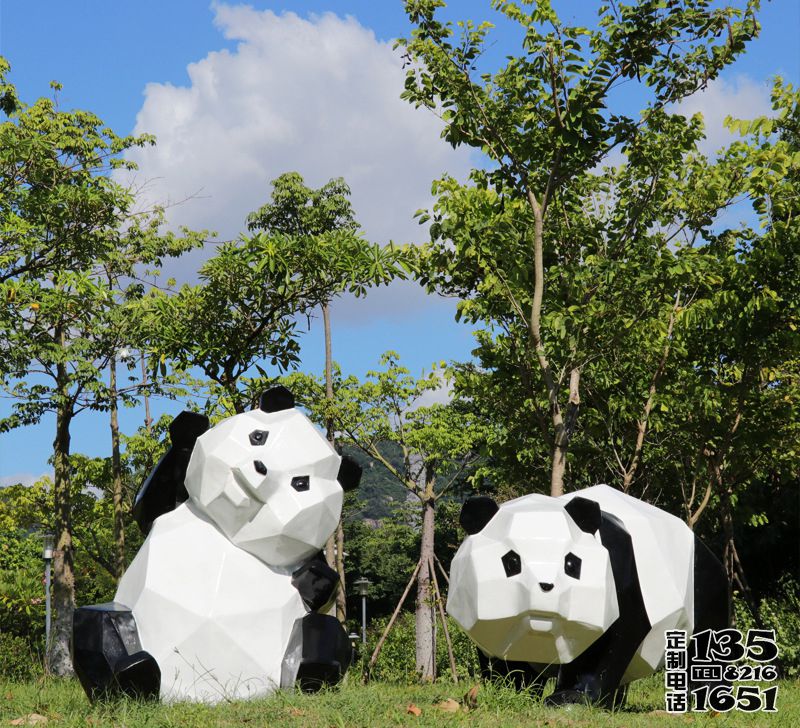 花园广场摆放几何创意玻璃钢卡通熊猫雕塑