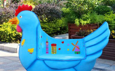 游乐场创意玻璃钢彩绘卡通鸡座椅雕塑