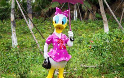 景区玻璃钢彩绘打伞的唐老鸭黛丝雕塑