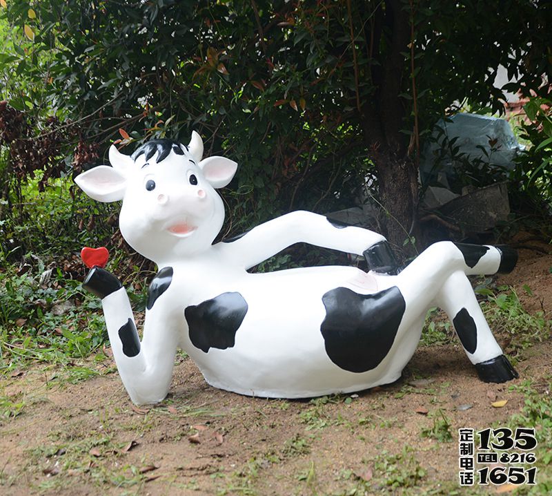 公园创意一只卧着玻璃钢卡通奶牛雕塑