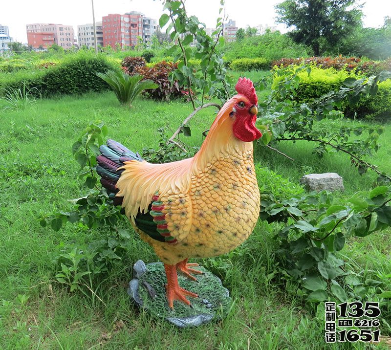 花园里摆放着的玻璃钢彩绘鸡雕塑 花园里摆放着的玻璃钢彩绘鸡雕塑