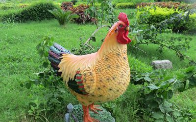 花园里摆放着的玻璃钢彩绘鸡雕塑