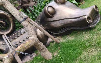 草地摆放的玻璃钢仿铜创意鳄鱼雕塑