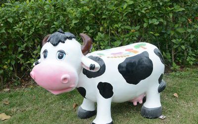 景区玻璃钢卡通奶牛雕塑